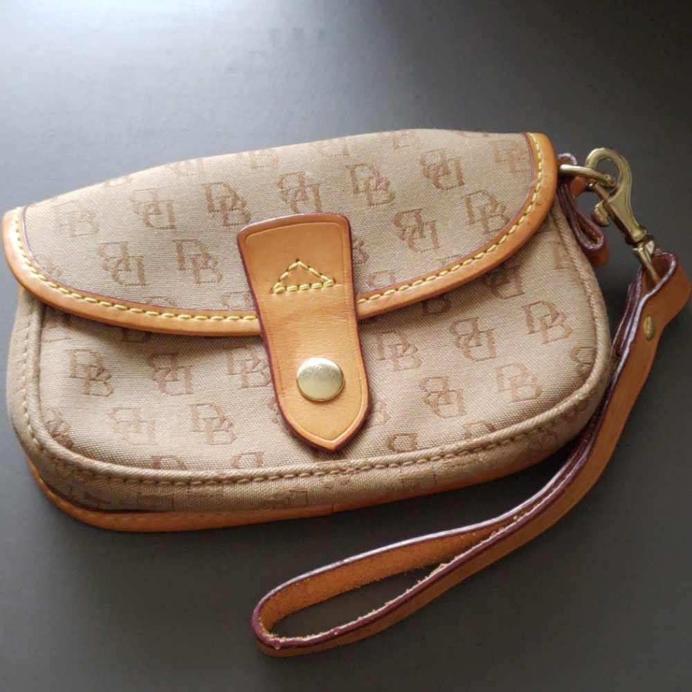 Dooney and bourke wallet/wristlet